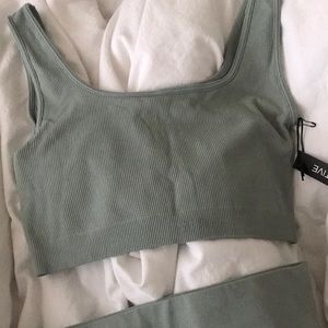 Set Active two piece - Never worn - NEW condition